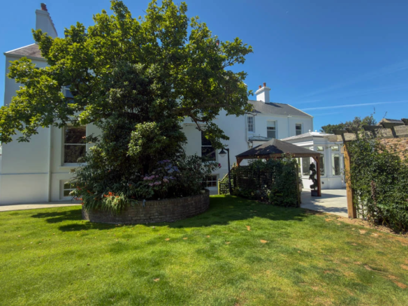Edgefield, Le Vieux Beaumont, St. Peter